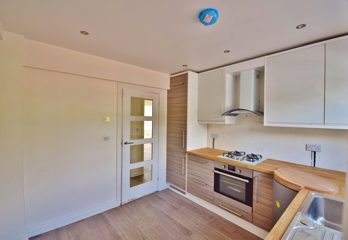 3 Bedroom Apartment to Rent in Oman Avenue, Cricklewood, NW2