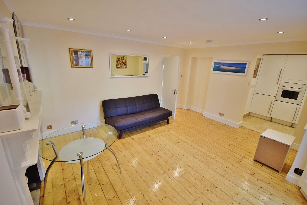 3 Bedroom Flat to Rent in Camden Town, London, NW1