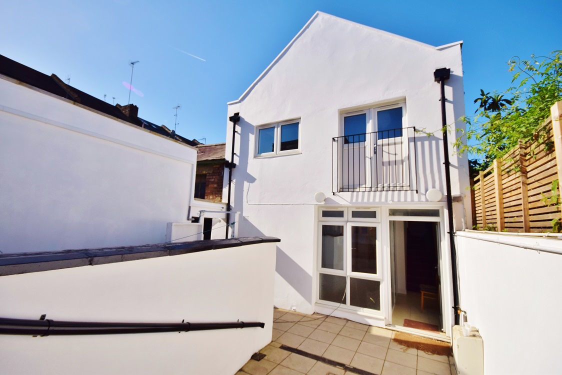 Mews House to Rent in Highbury, London N4 