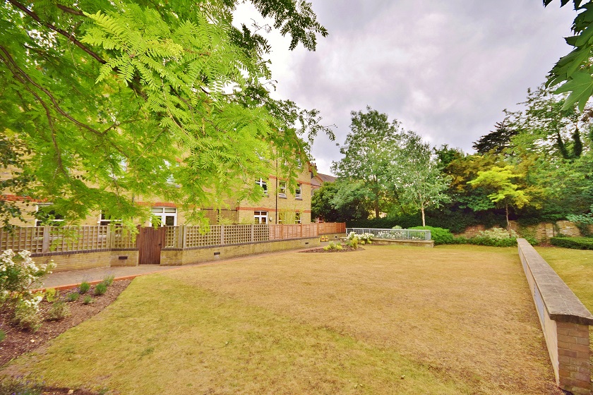 2 Bedroom Flat to Rent in Ealing Common , London , W5