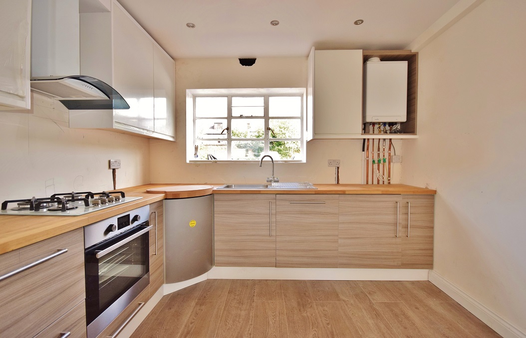 3 bedroom Apartment to Rent in Oman Avenue, Cricklewood NW2 