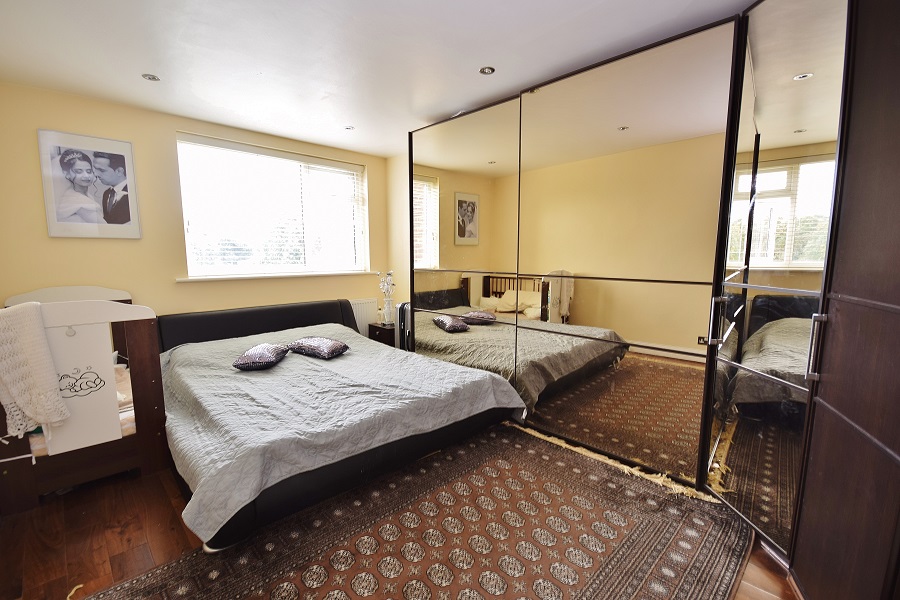 1 Bedroom Apartment for Sale in High Road, Whetstone, North London, N20