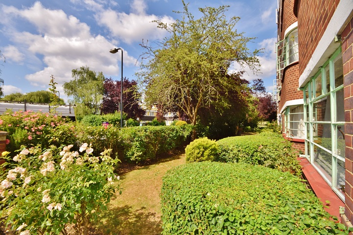 3 Bedroom Apartment to Rent in Oman Avenue, Cricklewood, NW2