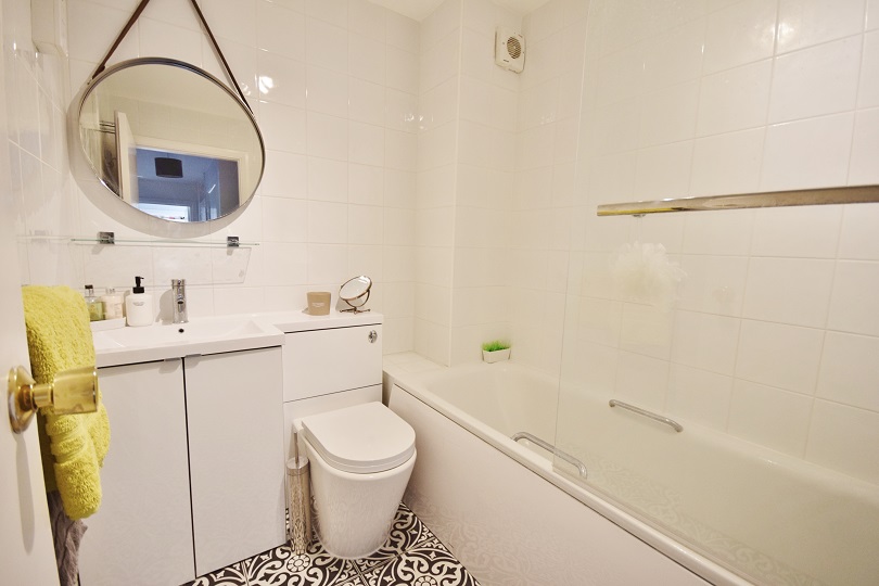2 Bedroom Apartment for Sale in Baring Road, Grove Park, SE12