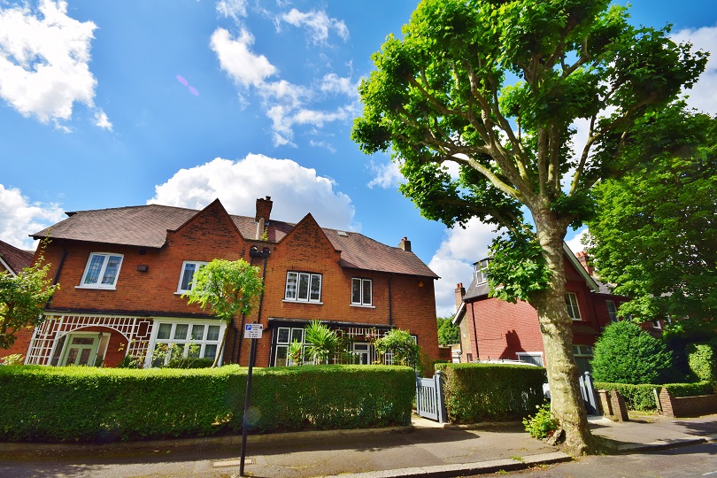 6 bedroom House for Sale in Acton, London W3 