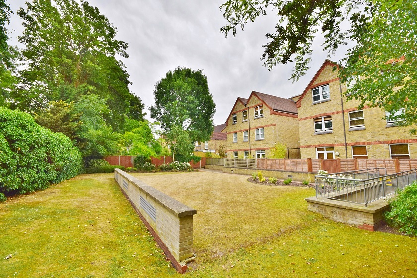 2 Bedroom Apartment for Sale in Ealing Common, London, W5